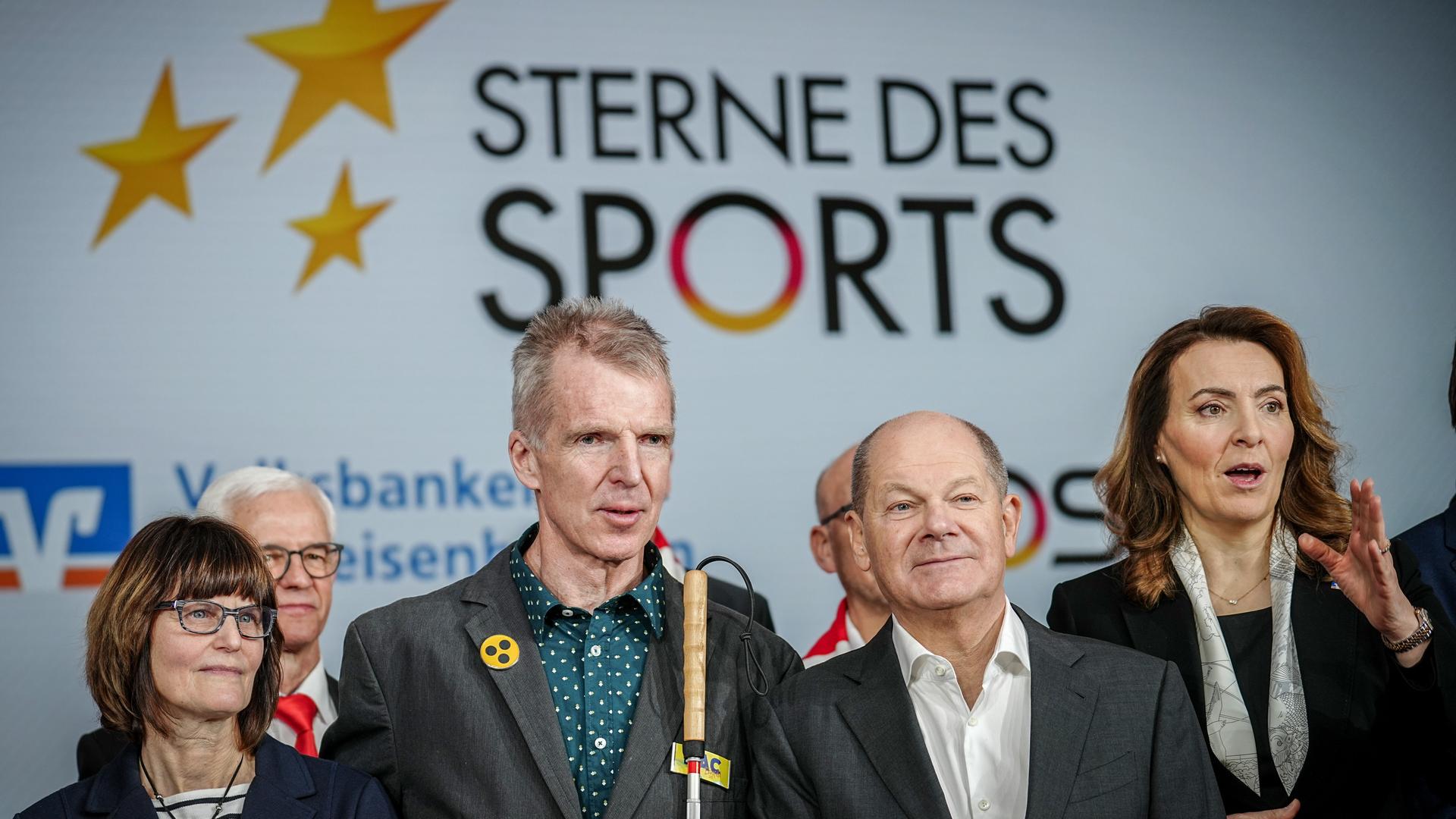 Bundeskanzler Scholz steht gemeinsam mit Gewinnern der "Sterne des Sports" auf einer Bühne. Bundeskanzler Scholz steht gemeinsam mit Gewinnern der "Sterne des Sports" auf einer Bühne.