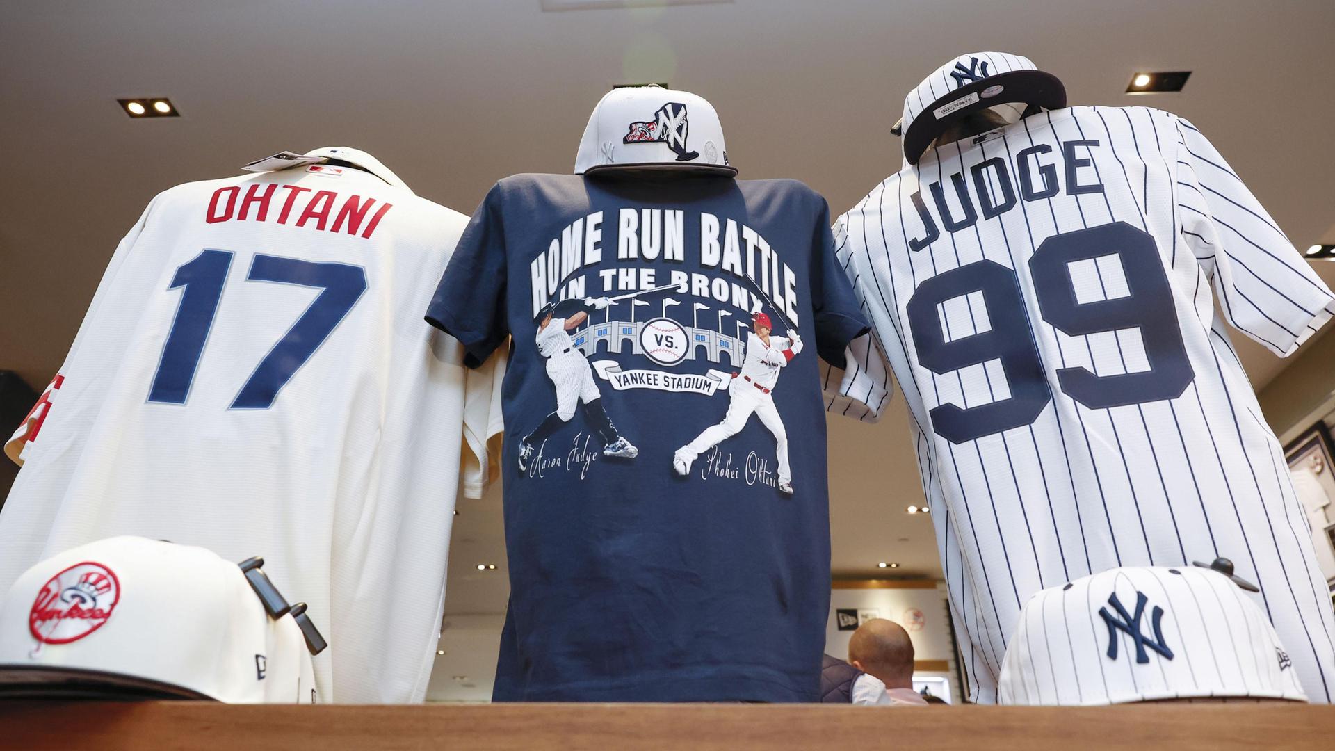 In einem Fanshop sind die Trikots der Baseballstars der New York Yankees, Aaron Judge und Shohei Ohtani von den Los Angles Angels ausgestellt. 