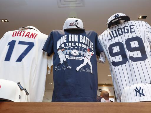 In einem Fanshop sind die Trikots der Baseballstars der New York Yankees, Aaron Judge und Shohei Ohtani von den Los Angles Angels ausgestellt. 