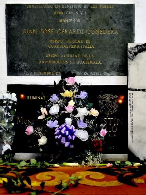 Porträt des 1998 ermordeten Bischofs Juan Gerardi an seiner Krypta in der Metropolitan-Kathedrale in Guatemala-Stadt. Hier bei  einer Trauerfeier im Jahr 2010