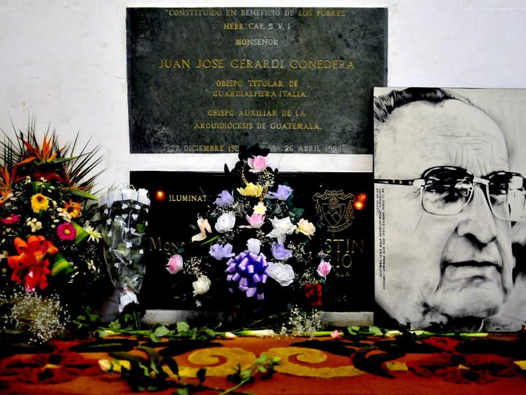 Porträt des 1998 ermordeten Bischofs Juan Gerardi an seiner Krypta in der Metropolitan-Kathedrale in Guatemala-Stadt. Hier bei  einer Trauerfeier im Jahr 2010