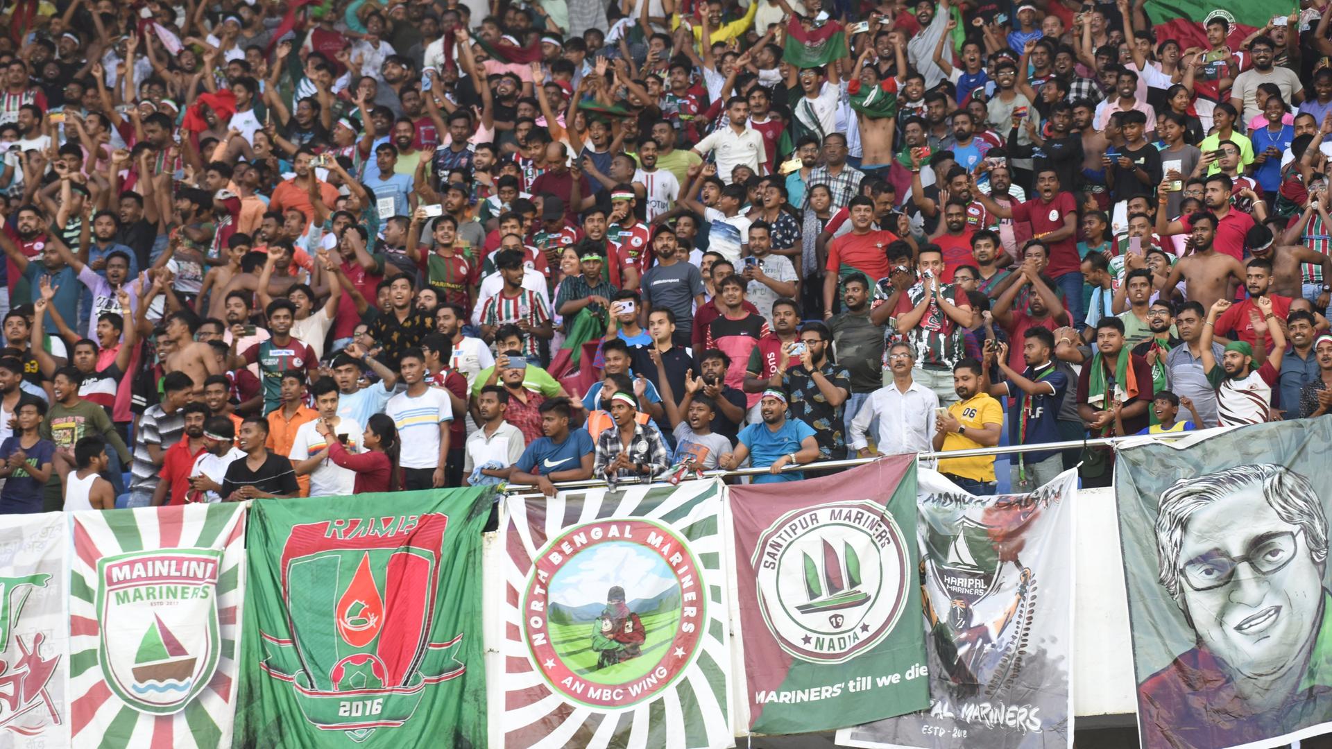 Fans des indischen Fußballvereins Mohun Bagan feiern im Stadion
