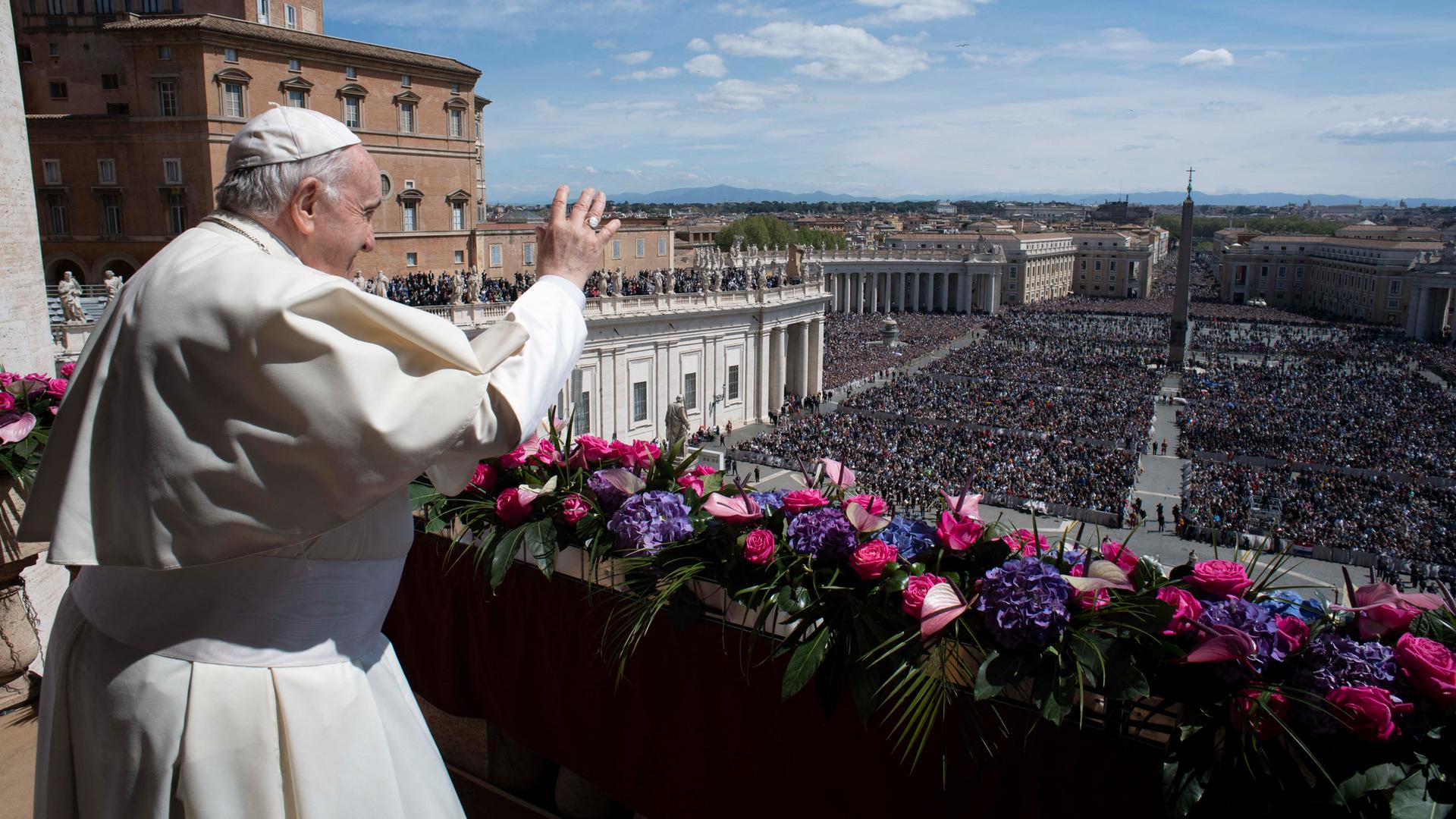 Papst Franziskus segnet die Gläubigen auf dem Peters-Platz.