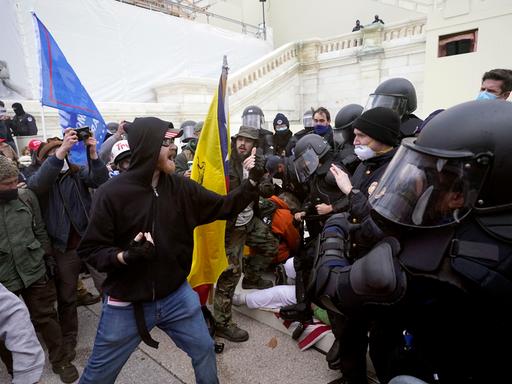 Tumultartige Auseinandersetzungen zwischen maskierten Trump-Anhängern und der Polizei vor dem Kapitol in den USA.