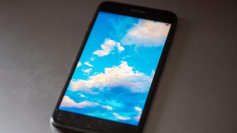 Die App von Bluesky ist auf einem Smartphone zu sehen. Der Dienst der Twitter-Alternative Bluesky ist bisher nur mit Einladungen nutzbar, damit die Infrastruktur nicht auf einen Schlag überlastet wird.