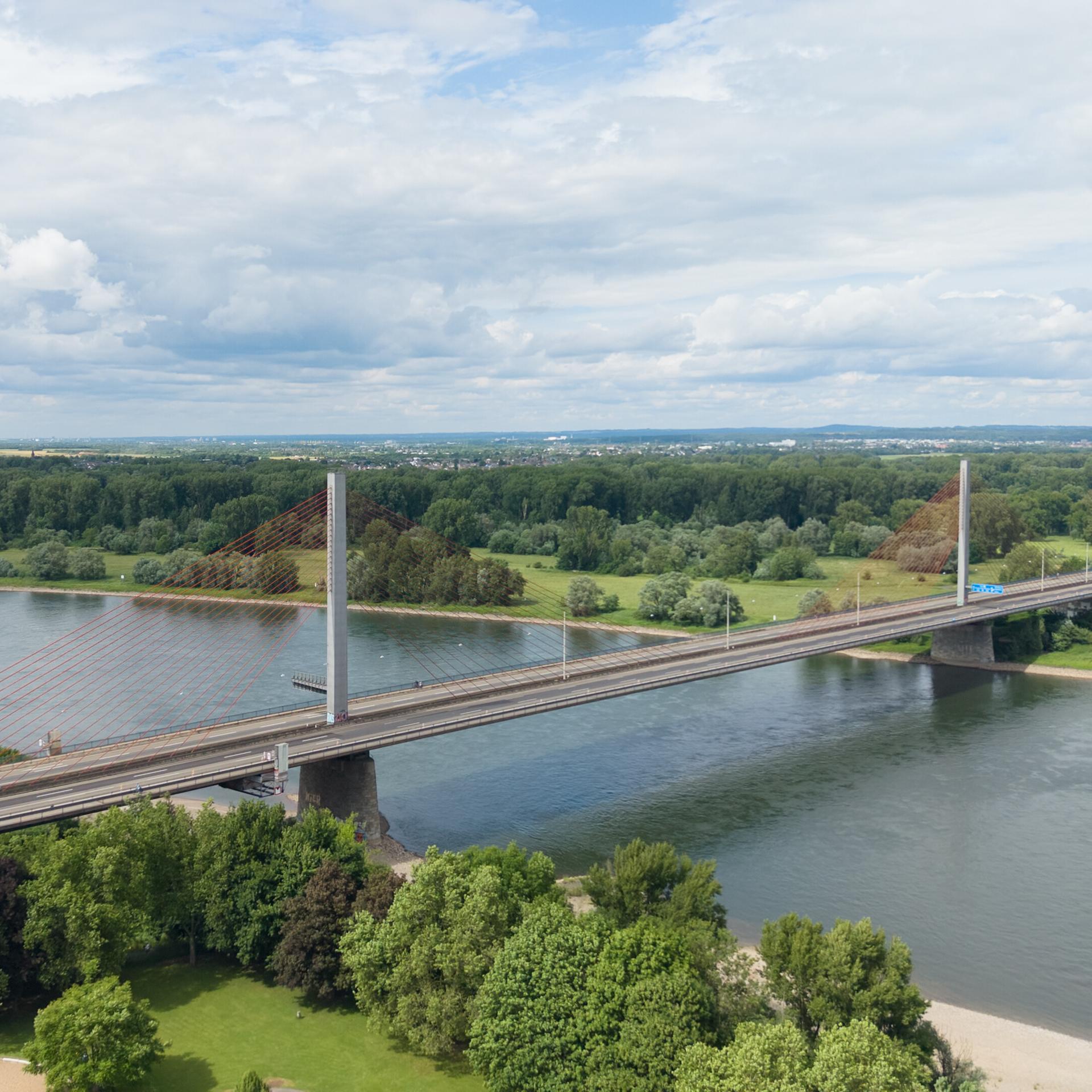 Die Autobahnbrücke Bonn-Nord spannt über den Rhein; auf der Fahrbahn sind keine Fahrzeuge unterwegs.
