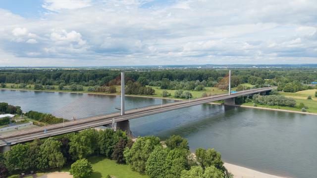 Die Autobahnbrücke Bonn-Nord spannt über den Rhein; auf der Fahr-Bahn sind keine Fahr-Zeuge unterwegs.