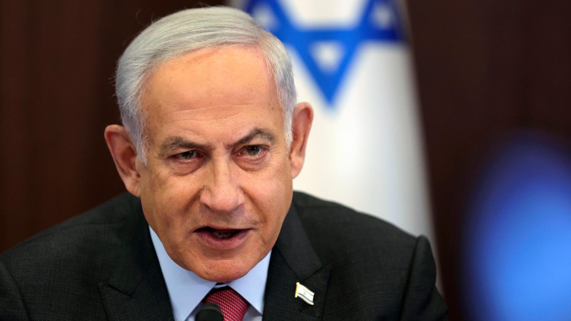 Benjamin Netanjahu, Ministerpräsident von Israel, nimmt an einer Kabinettssitzung teil und spricht.