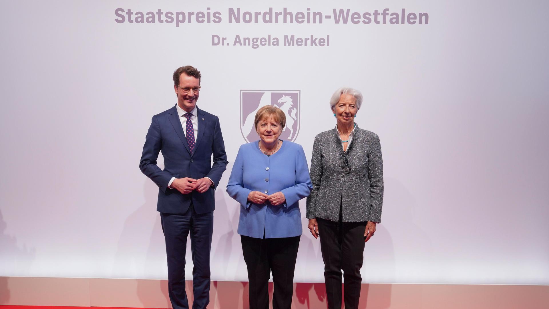 Hendrik Wüst gemeinsam mit Bundeskanzlerin a.D. Dr. Angela Merkel und Christine Lagarde, Präsidentin der Europäischen Zentralbank auf der Verleihung des Staatspreis 2023 des Landes Nordrhein-Westfalen an die Bundeskanzlerin a.D. in der Flora in Köln.
