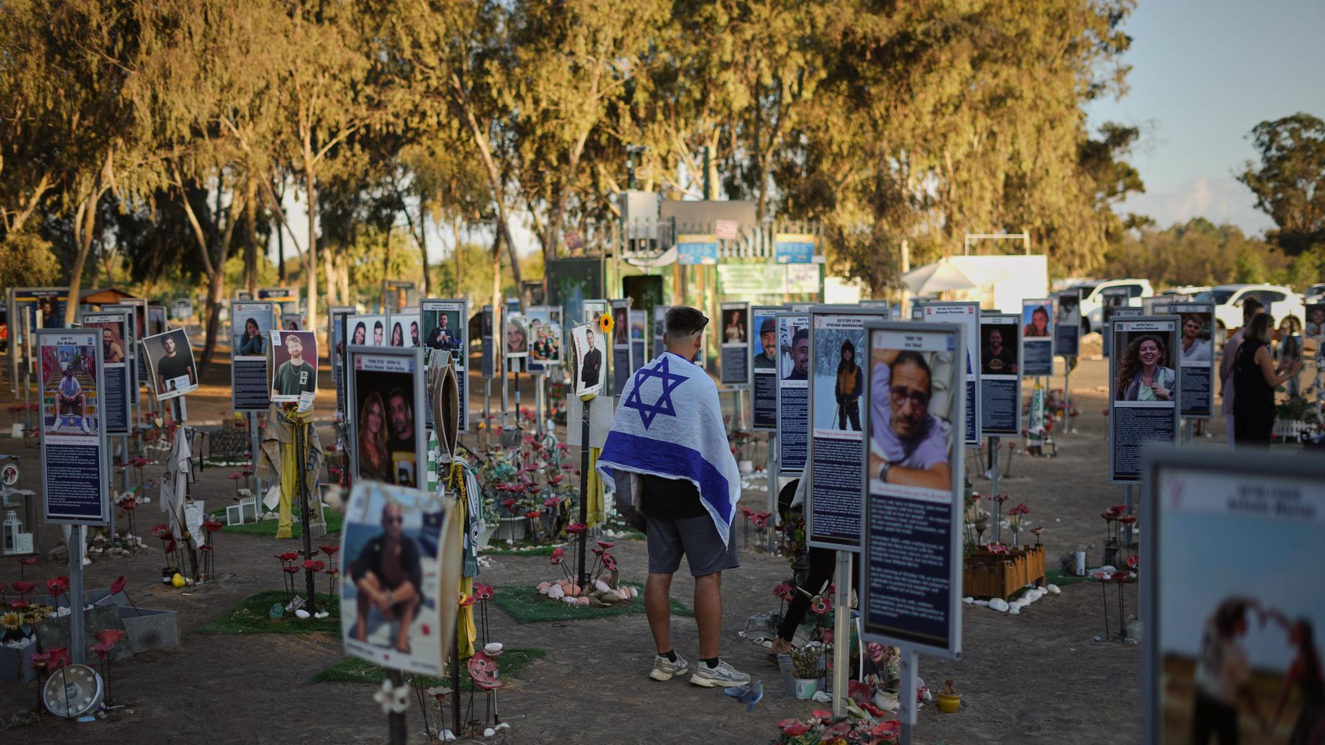 Menschen besuchen den Ort des Nova-Musikfestivals, bei dem Hunderte von Feiernden getötet und von der Hamas entführt und in den Gazastreifen verschleppt wurden.