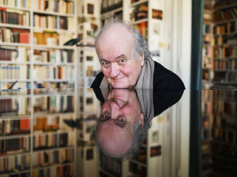 Der Komponist Wolfgang Rihm sitzt an einem Flügel in seiner Wohnung, aufgenommen am 13.03.2022.