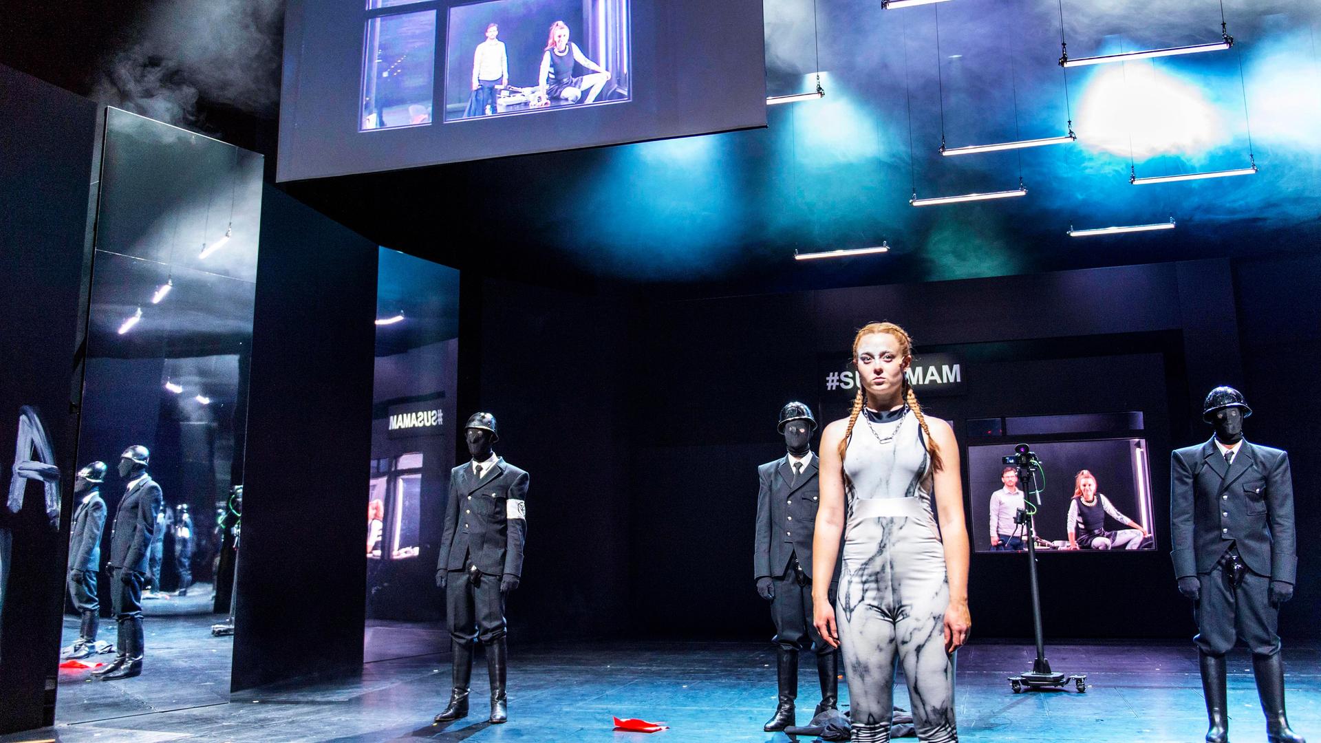Uraufführung MEDEA 38 mit Linda Belinda Podszus als Medea und dem Ensemble auf der Bühne.