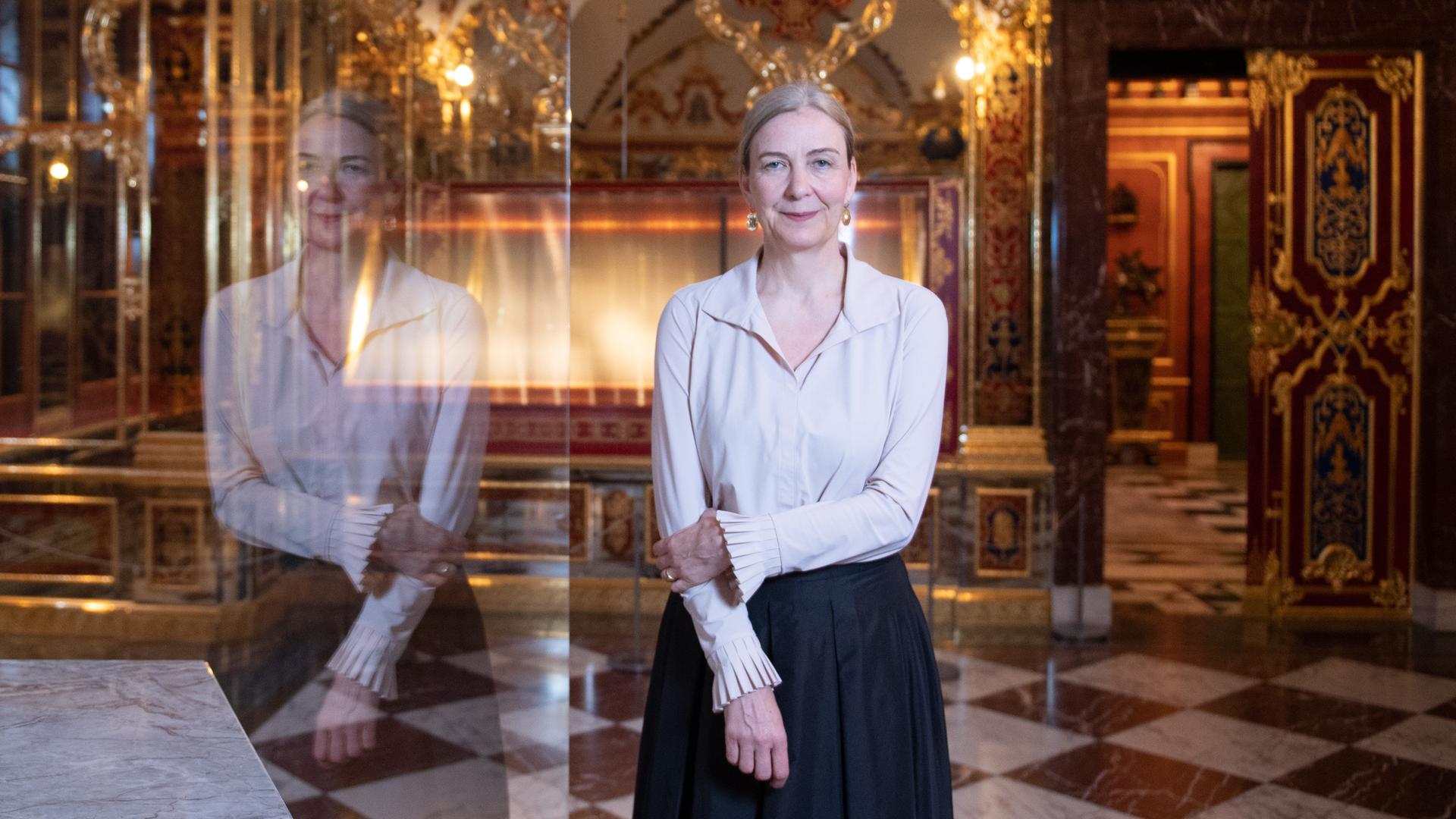 Marion Ackermann, die Generaldirektorin der Staatlichen Kunstsammlungen Dresden, steht im Historischen Grünen Gewölbe