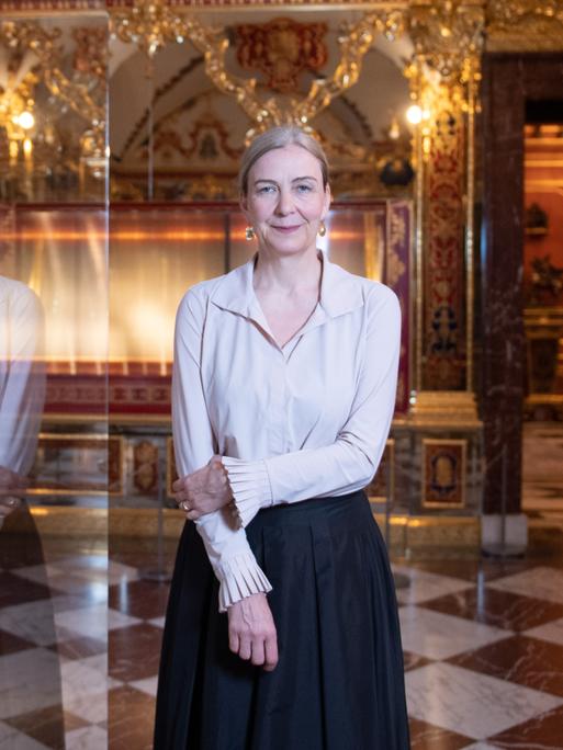 Marion Ackermann, die Generaldirektorin der Staatlichen Kunstsammlungen Dresden, steht im Historischen Grünen Gewölbe