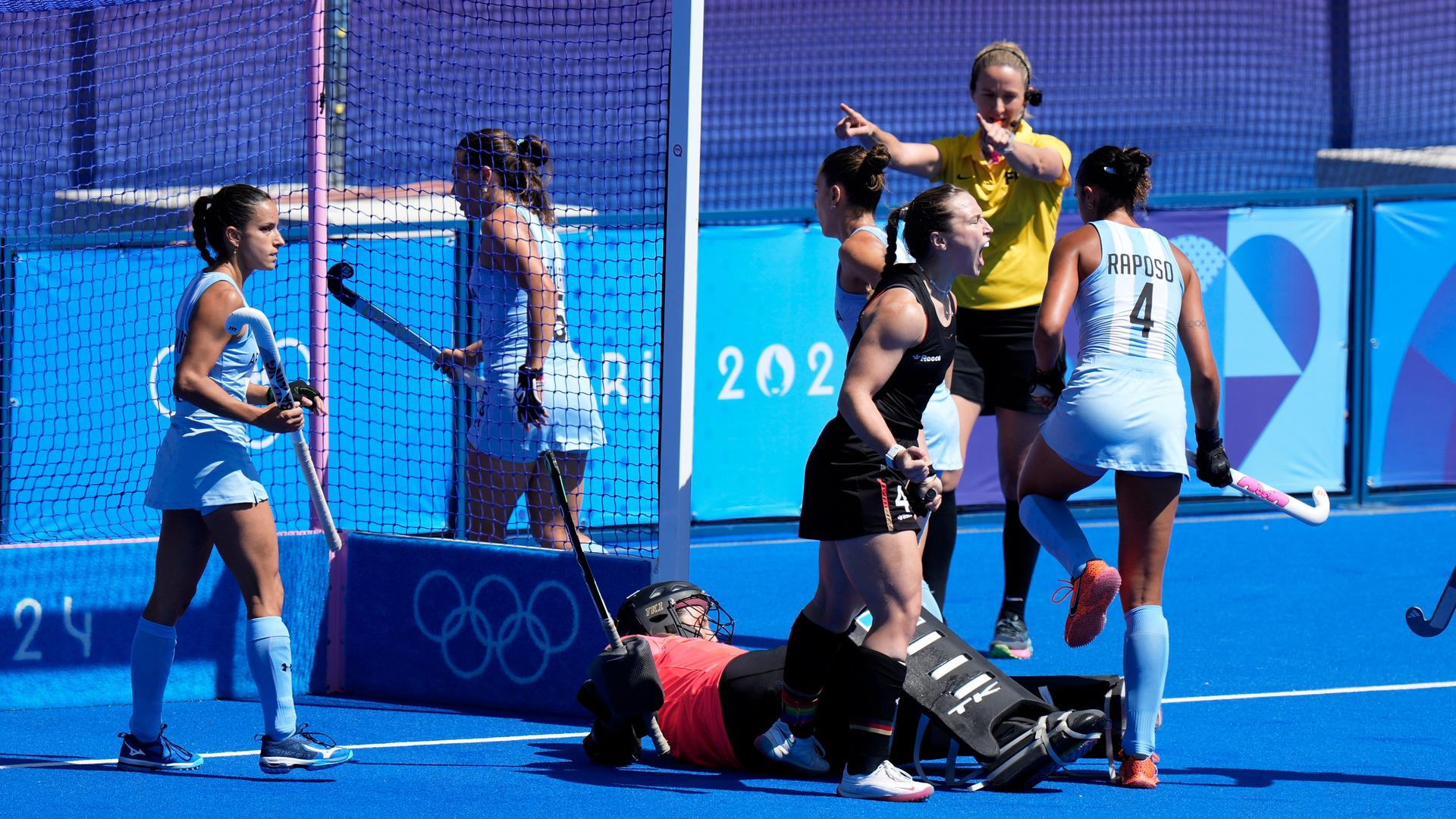 Paris: Feldhockey der Damen, Viertelfinale, Argentinien - Deutschland, Deutschlands Nike Lorenz reagiert auf die Geste des Schiedsrichters, der ihrer Mannschaft eine Strafecke zuspricht. Paris: Feldhockey der Damen, Viertelfinale, Argentinien - Deutschland, Deutschlands Nike Lorenz reagiert auf die Geste des Schiedsrichters, der ihrer Mannschaft eine Strafecke zuspricht.