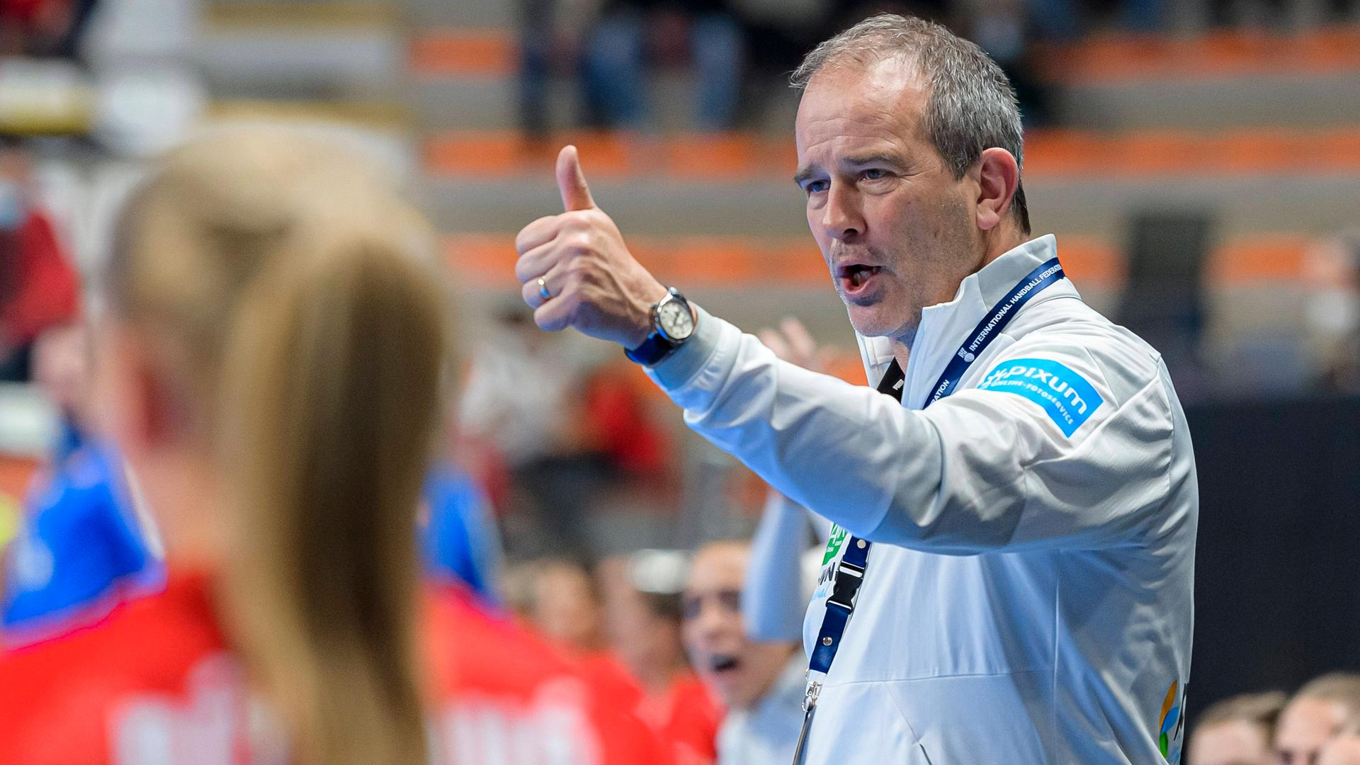 Handball, Frauen: WM, Slowakei - Deutschland, Vorrunde, Gruppe E, 1. Spieltag Trainer Henk Groener (Deutschland) Gestik
