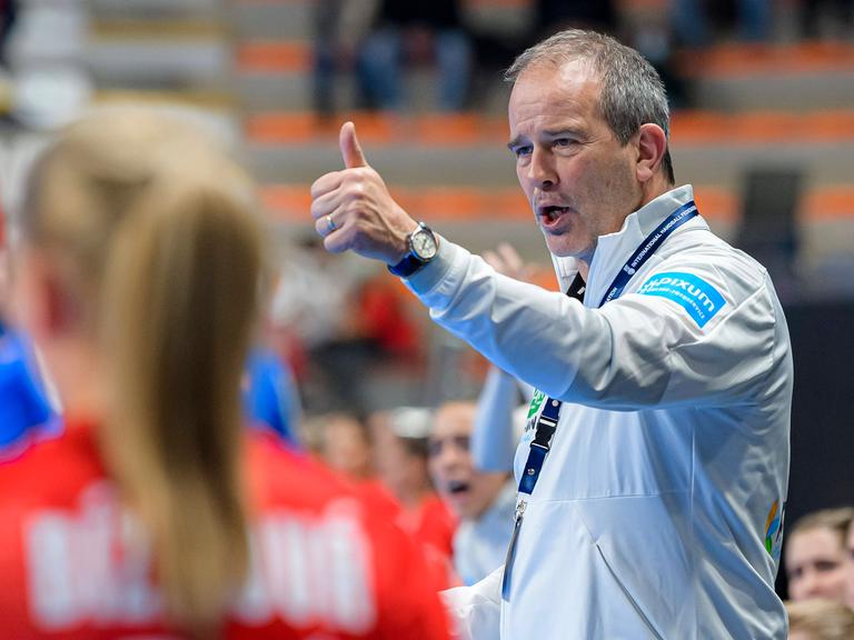 Handball, Frauen: WM, Slowakei - Deutschland, Vorrunde, Gruppe E, 1. Spieltag Trainer Henk Groener (Deutschland) Gestik