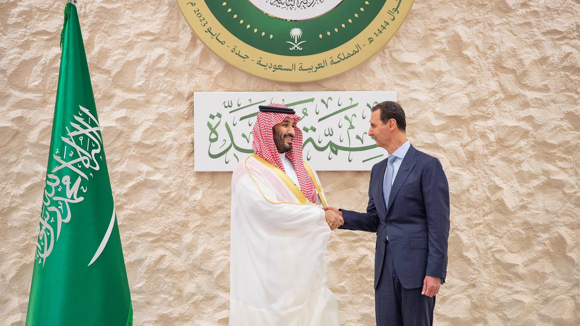 Der saudische Kronprinz Mohammed bin Salman Al Saud schüttelt dem syrischen Machthaber Baschar al-Assad die Hand.
