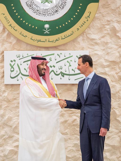 Der saudische Kronprinz Mohammed bin Salman Al Saud schüttelt dem syrischen Machthaber Baschar al-Assad die Hand.