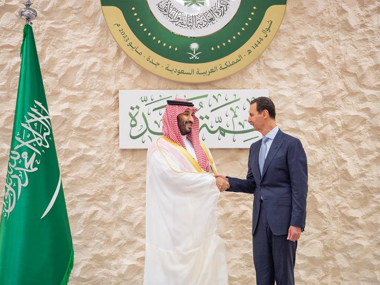 Der saudische Kronprinz Mohammed bin Salman Al Saud schüttelt dem syrischen Machthaber Baschar al-Assad die Hand.