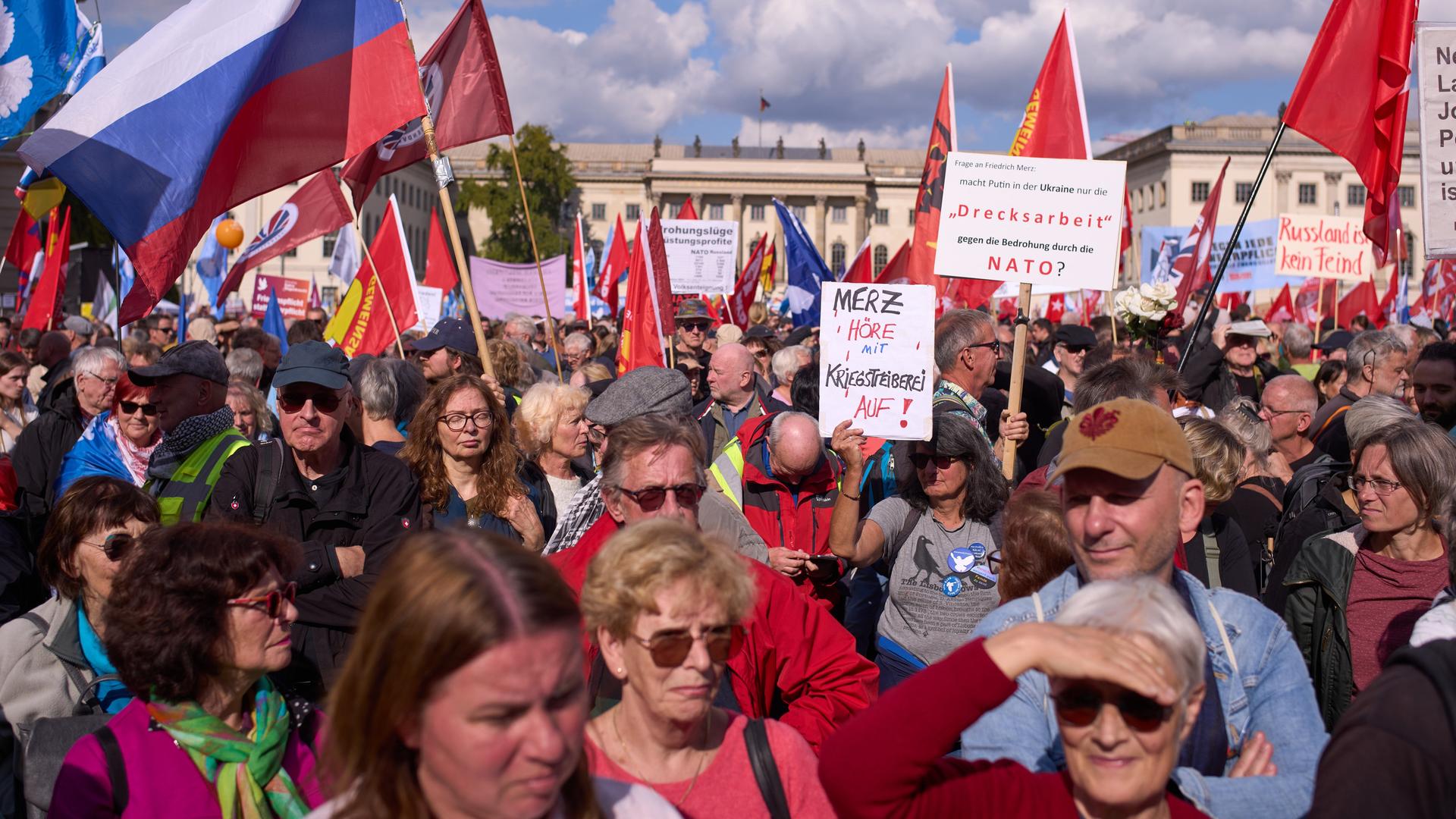 Das Foto zeigt die Friedenskundgebung in Berlin.