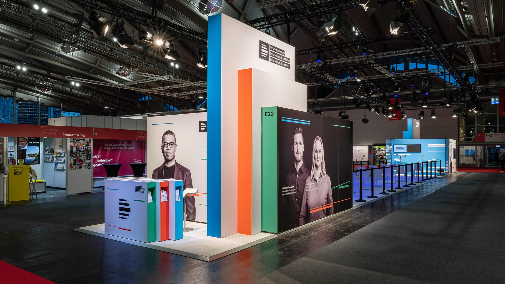 Der Stand von Deutschlandfunk, Deutschlandfunk Kultur und Deutschlandfunk Nova auf der Frankfurter Buchmesse 2021