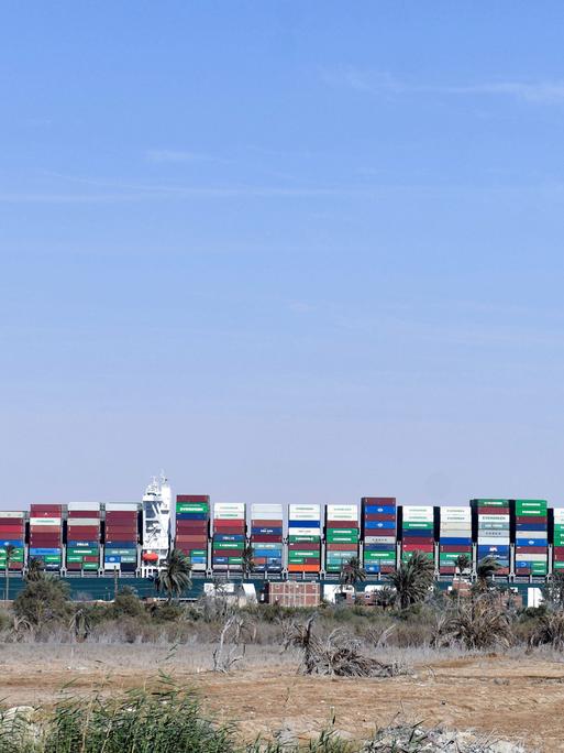 Das Containerschiff "Ever Given", das im März 2021 Suezkanal steckengeblieben war, vom Ufer aus betrachtet