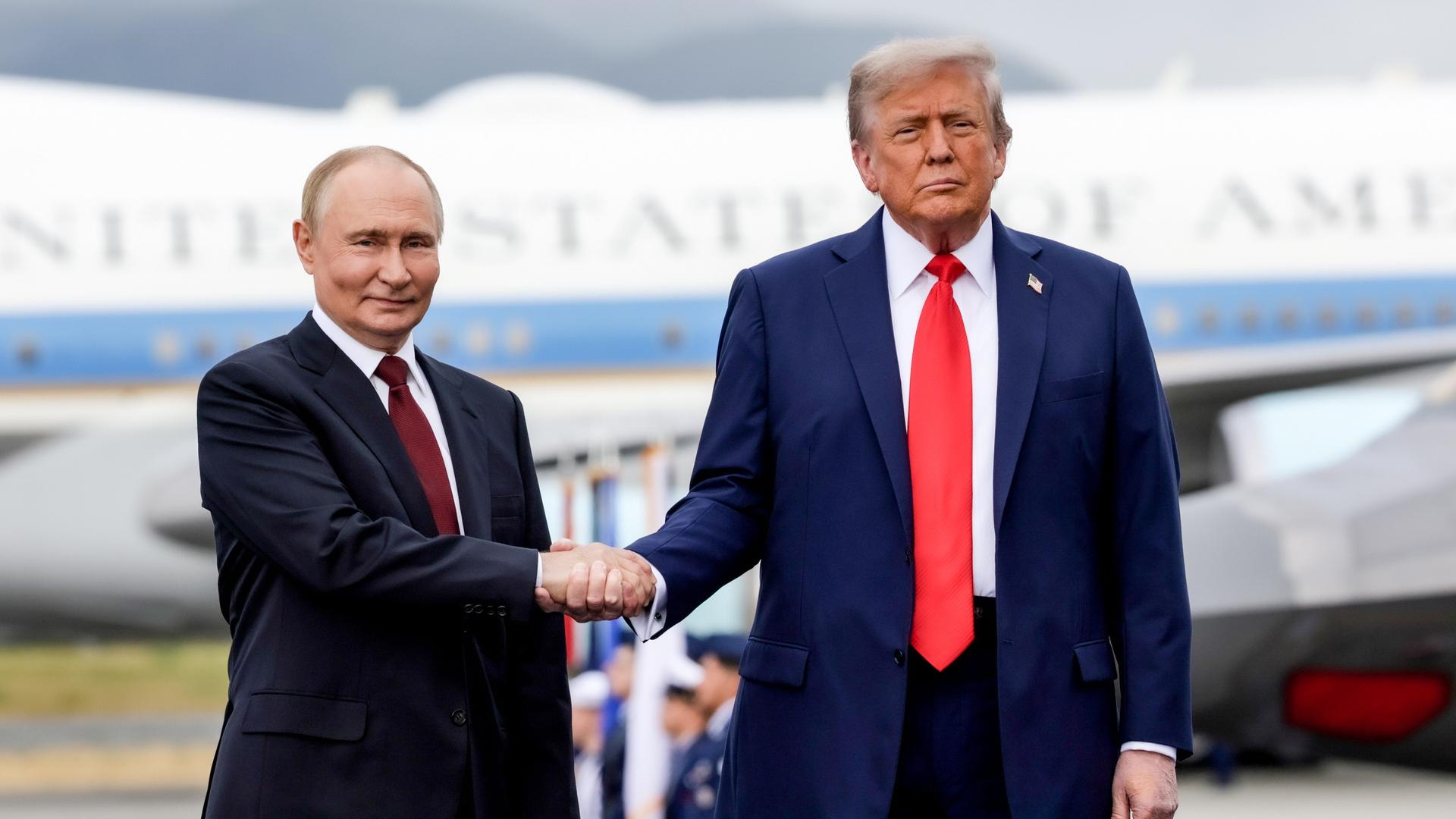 Russlands Präsident Wladimir Putin und US-Präsident Donald Trump posieren am 15. August 2025 in Anchorage, Alaska für ein Foto. 