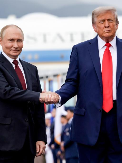 Russlands Präsident Wladimir Putin und US-Präsident Donald Trump posieren am 15. August 2025 in Anchorage, Alaska für ein Foto. 