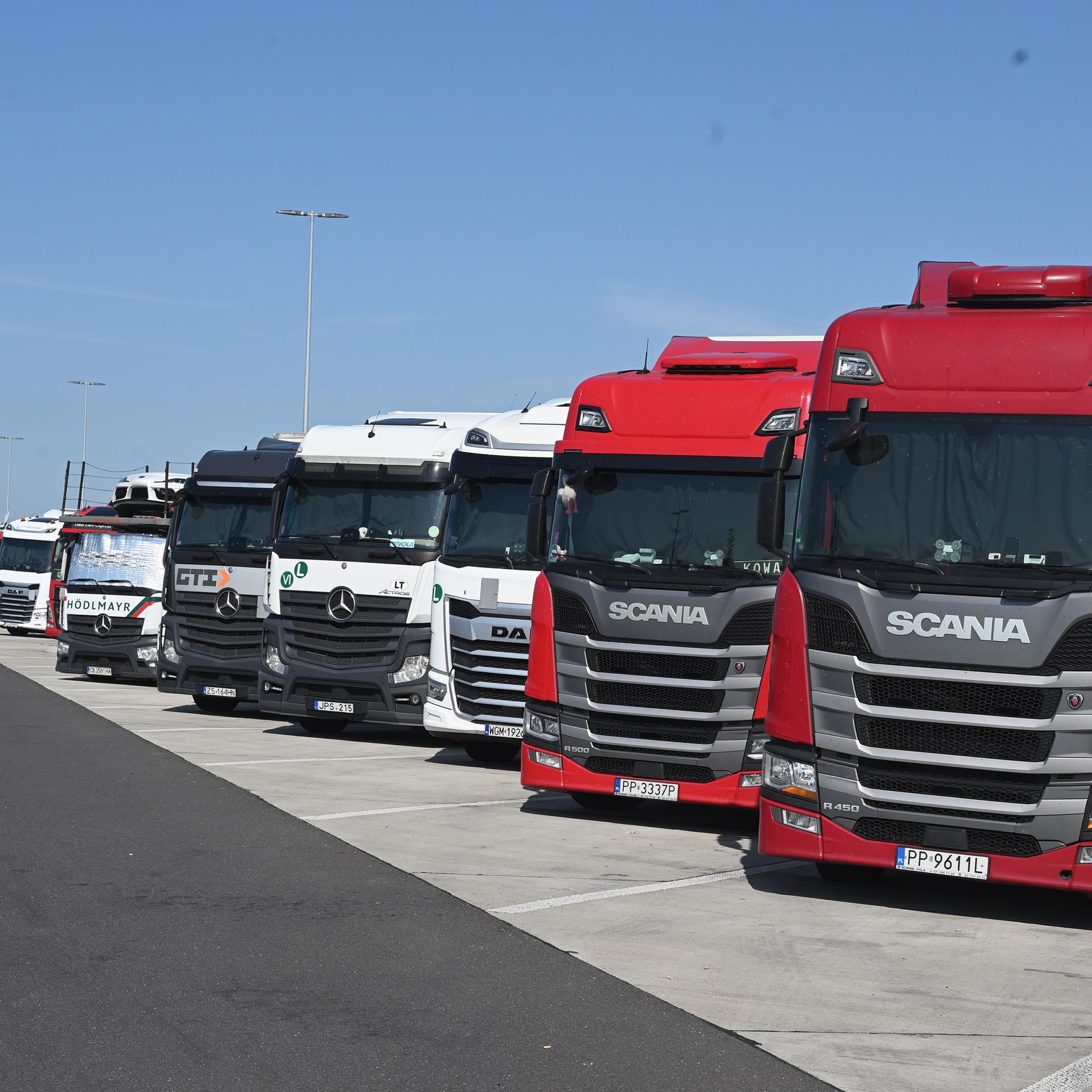 LKW s stehen nebeneinander auf einem Parkplatz an der Autobahn