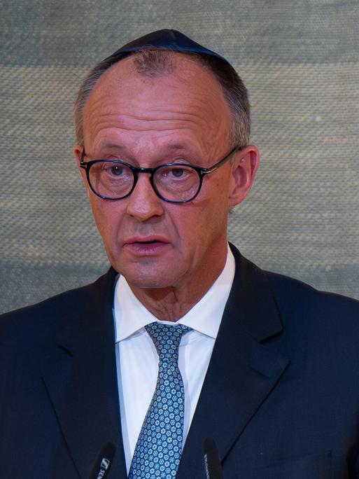 Bundeskanzler Friedrich Merz (CDU) ringt bei seiner Rede zum Festakt zur Wiederherstellung der Synagoge Reichenbachstraße in München mit den Tränen.