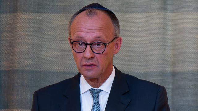 Bundeskanzler Friedrich Merz (CDU) ringt bei seiner Rede zum Festakt zur Wiederherstellung der Synagoge Reichenbachstraße in München mit den Tränen. Bundeskanzler Friedrich Merz (CDU) ringt bei seiner Rede zum Festakt zur Wiederherstellung der Synagoge Reichenbachstraße in München mit den Tränen.