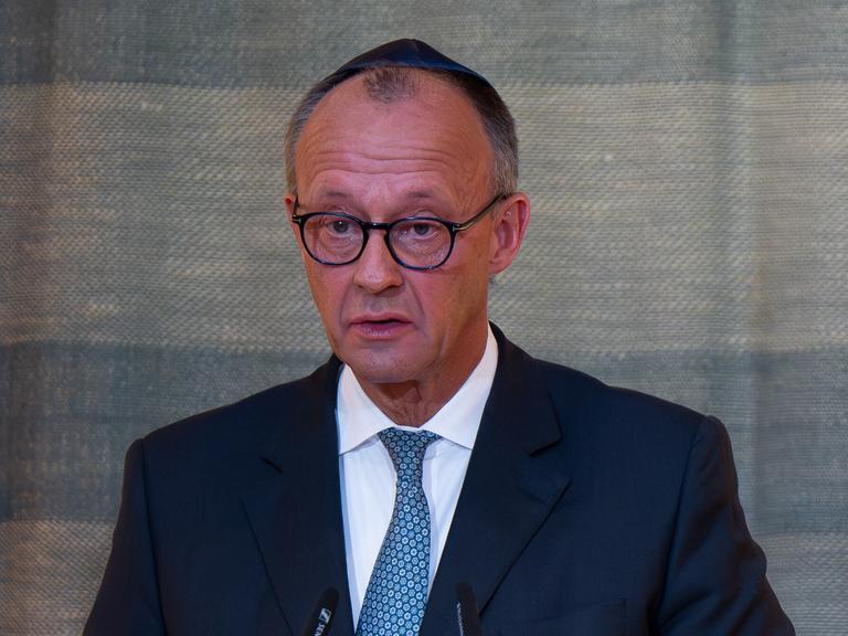 Bundeskanzler Friedrich Merz (CDU) ringt bei seiner Rede zum Festakt zur Wiederherstellung der Synagoge Reichenbachstraße in München mit den Tränen.
