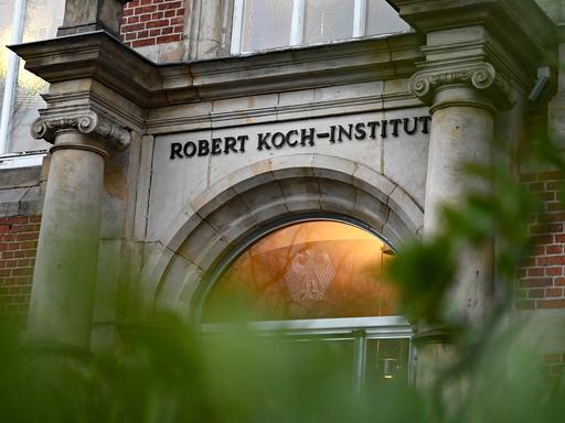 Der Eingang zum Robert Koch-Institut (RKI). 