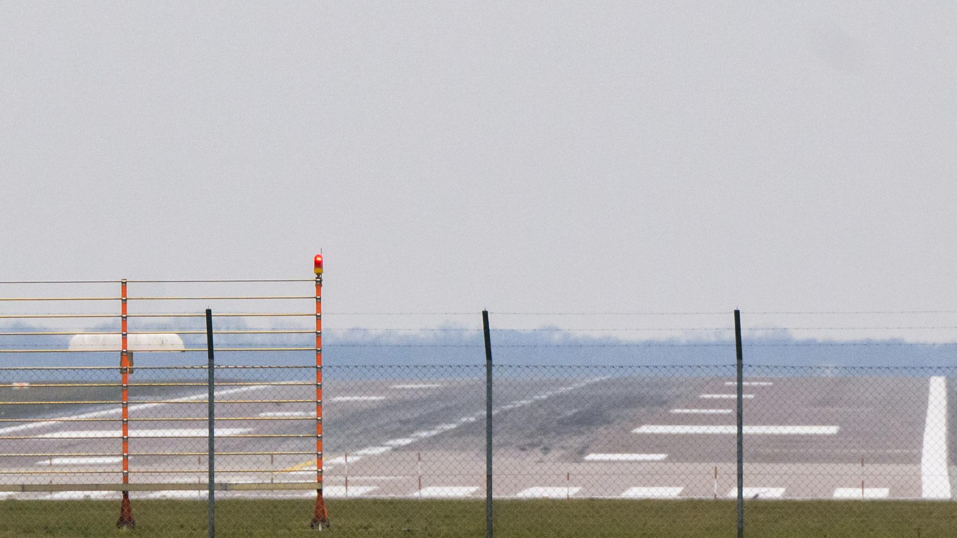 Blick auf die leere Landebahn Nord vom Flughafen Hannover Blick auf die leere Landebahn Nord vom Flughafen Hannover