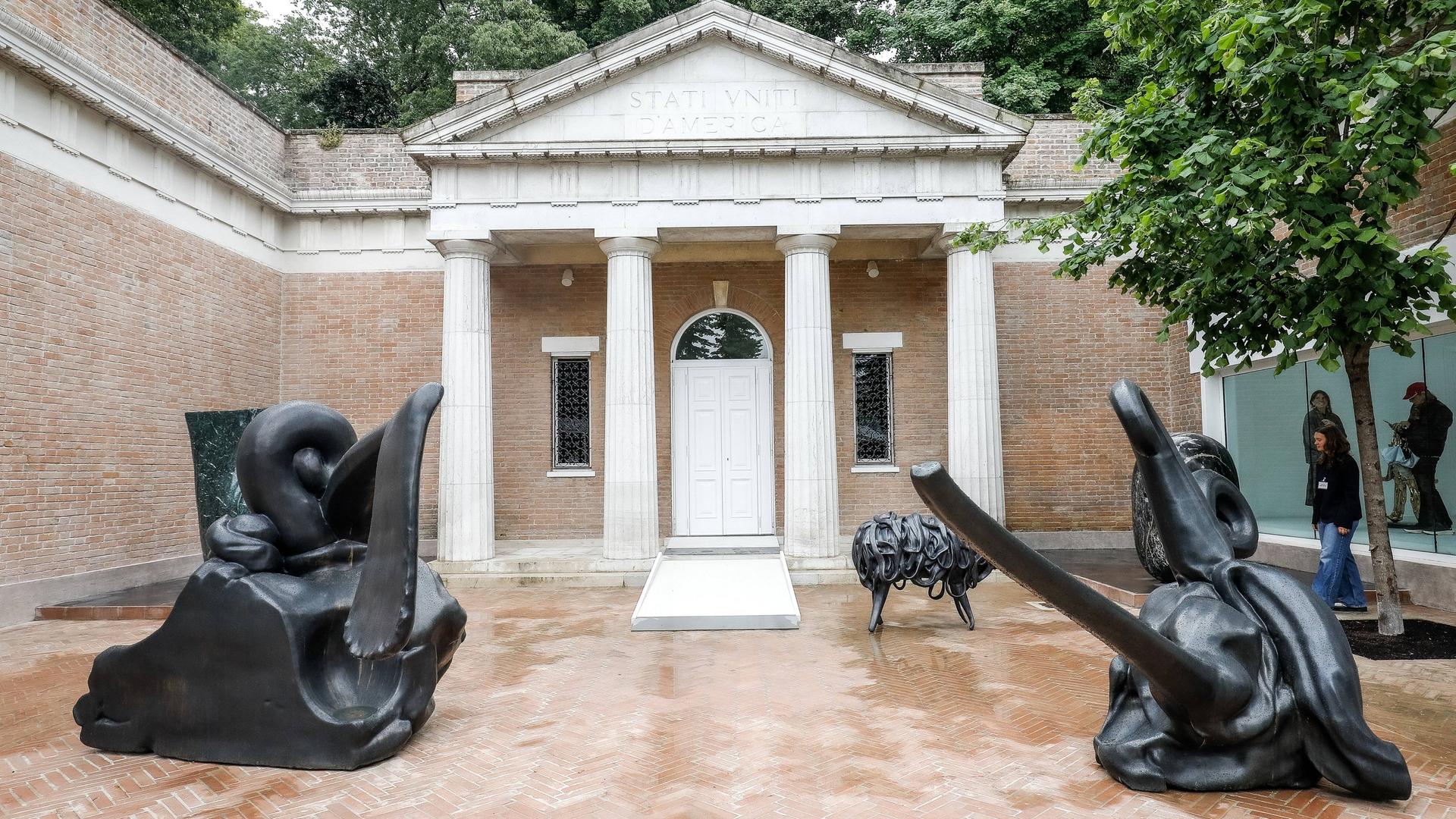 Auf der 61. Internationale Kunstausstellung der Biennale von Venedig 2026 der Pavillon der USA mit dem Titel „Call Me the Breeze“ und Skulpturen der US-Bildhauers Alma Allen. Auf der 61. Internationale Kunstausstellung der Biennale von Venedig 2026 der Pavillon der USA mit dem Titel „Call Me the Breeze“ und Skulpturen der US-Bildhauers Alma Allen.