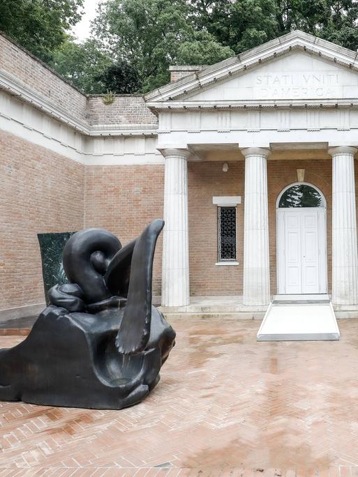 Auf der 61. Internationale Kunstausstellung der Biennale von Venedig 2026 der Pavillon der USA mit dem Titel „Call Me the Breeze“ und Skulpturen der US-Bildhauers Alma Allen.