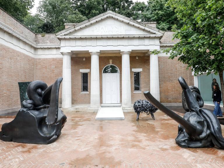 Auf der 61. Internationale Kunstausstellung der Biennale von Venedig 2026 der Pavillon der USA mit dem Titel „Call Me the Breeze“ und Skulpturen der US-Bildhauers Alma Allen.