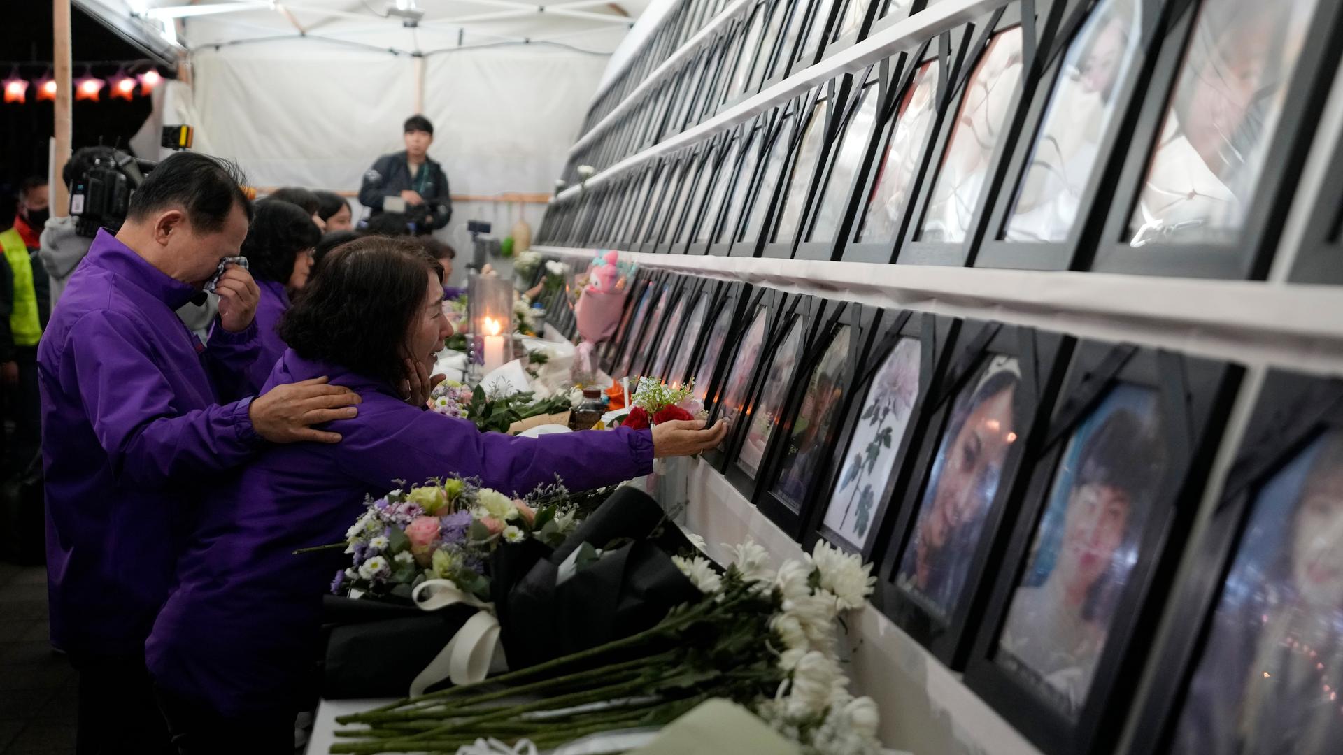 Familienangehörige der Opfer trauern während einer Kundgebung zum ersten Jahrestag der tödlichen Massenpanik, bei der in einer Gasse in Seoul mehrere Menschen ums Leben kamen.