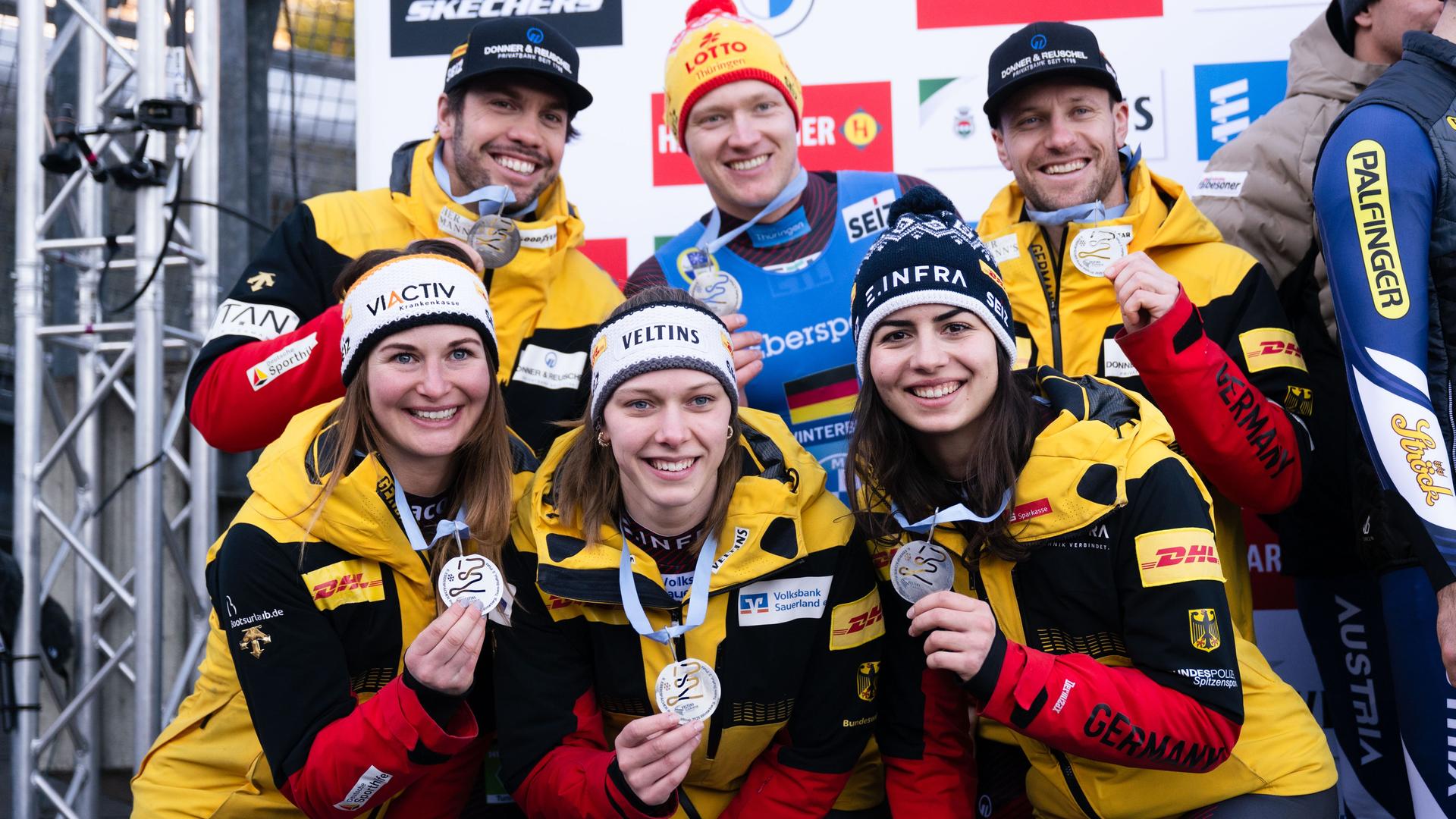 Die deutsche Staffel hält bei der Siegerehrung die Silbermedaillen in den Händen. Hinter Reihe (l-r): Tobias Wendl, Tobias Arlt und Max Langenhan. Vordere Reihe (l-r): Julia Taubitz, Cheyenne Rosenthal und Jessica Degenhardt.