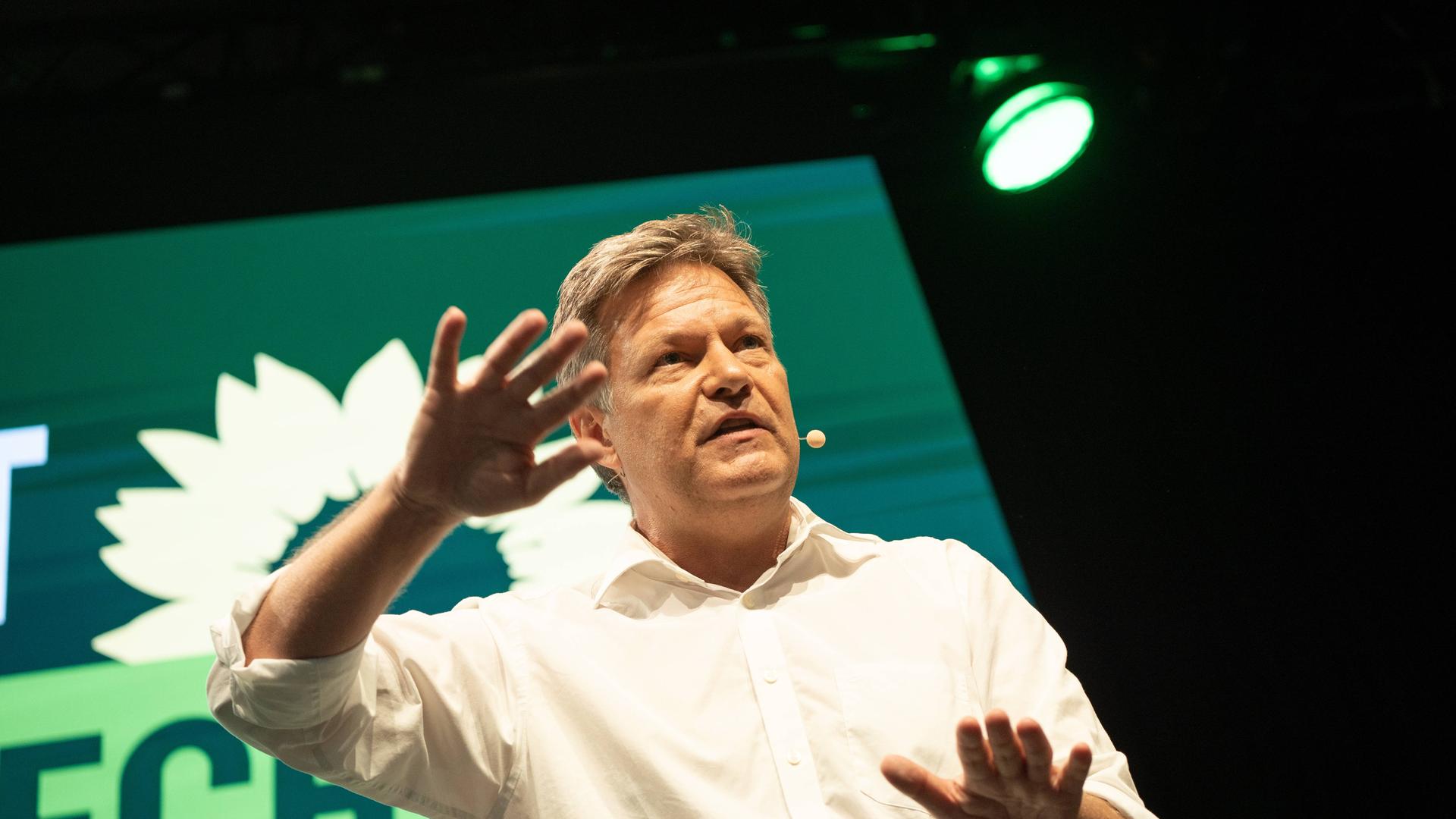 Robert Habeck, Bundeswirtschaftsminister, hält seine Rede vor dem kleinen Parteitag von Bündnis 90/Die Grünen in Potsdam (01.06.2024).