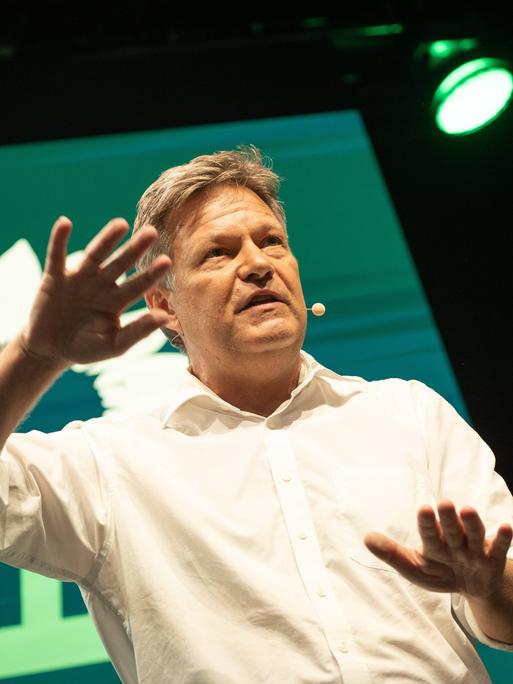 Robert Habeck, Bundeswirtschaftsminister, hält seine Rede vor dem kleinen Parteitag von Bündnis 90/Die Grünen in Potsdam (01.06.2024).