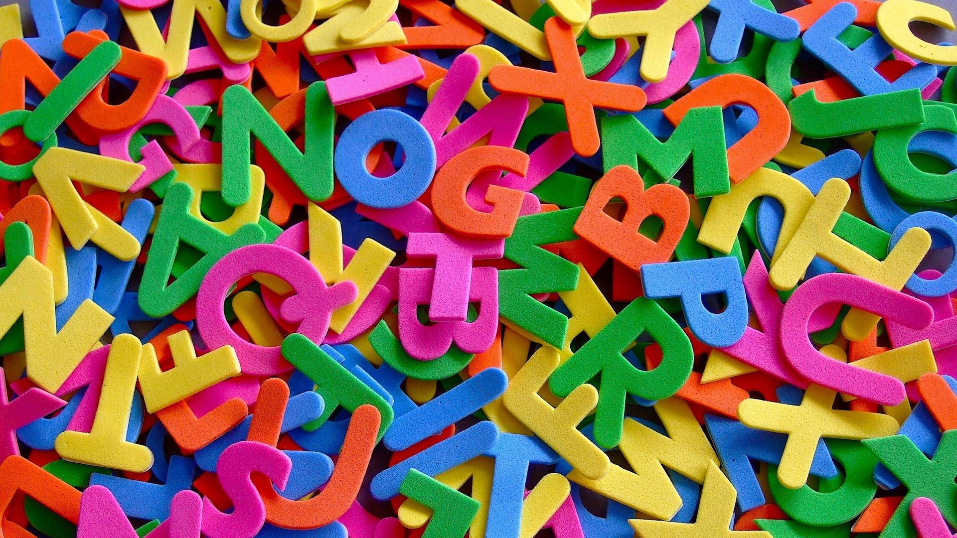 Bunt gemischter Buchstabensalat Bunt gemischter Buchstabensalat