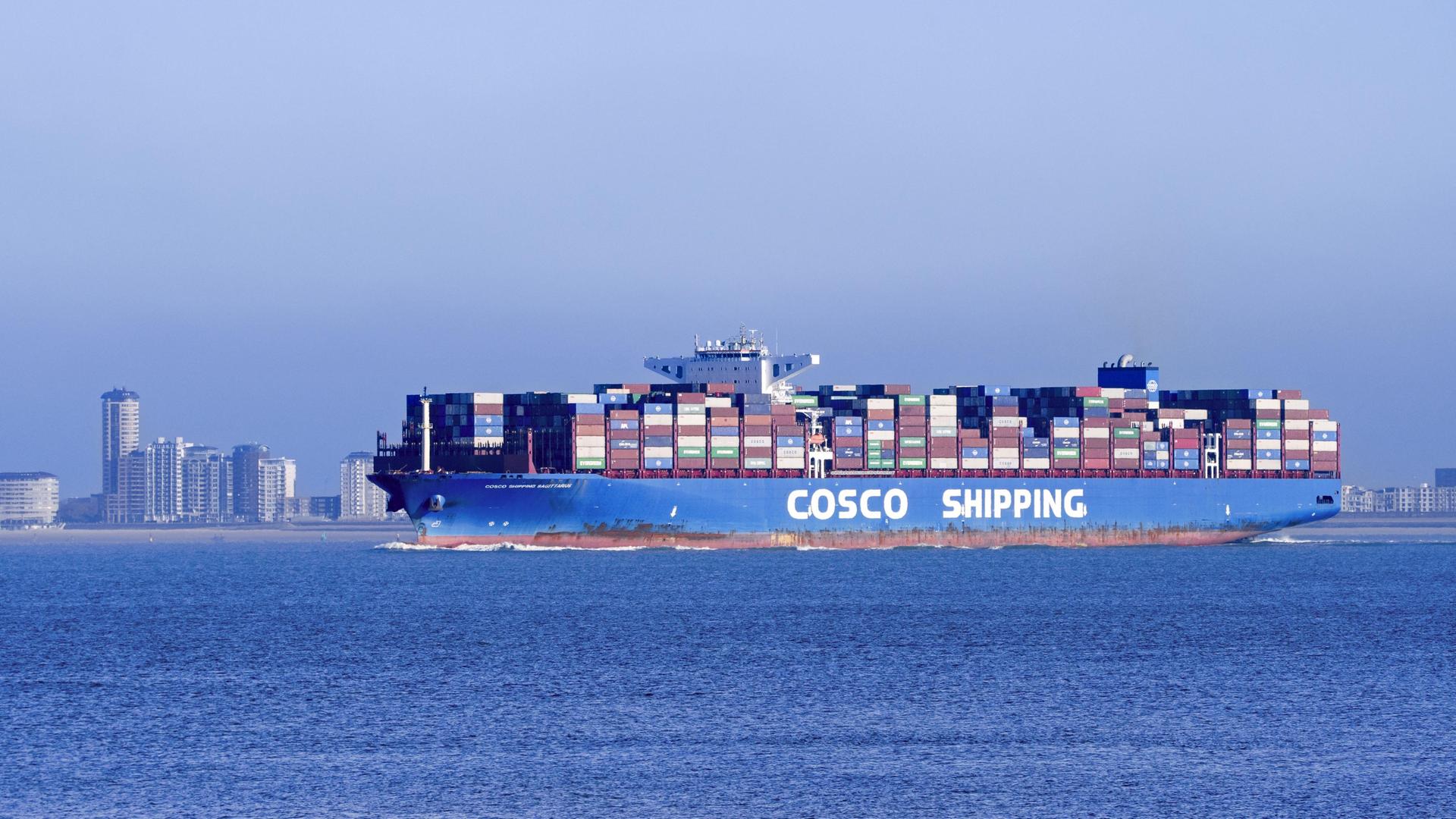 Chinesisches Containerschiff von Cosco Shipping, beladen mit Containern auf der Nordsee, unter der Flagge von Hongkong