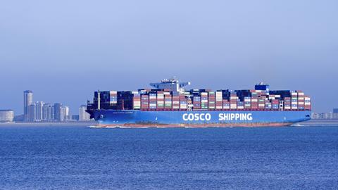 Chinesisches Containerschiff von Cosco Shipping, beladen mit Containern auf der Nordsee, unter der Flagge von Hongkong