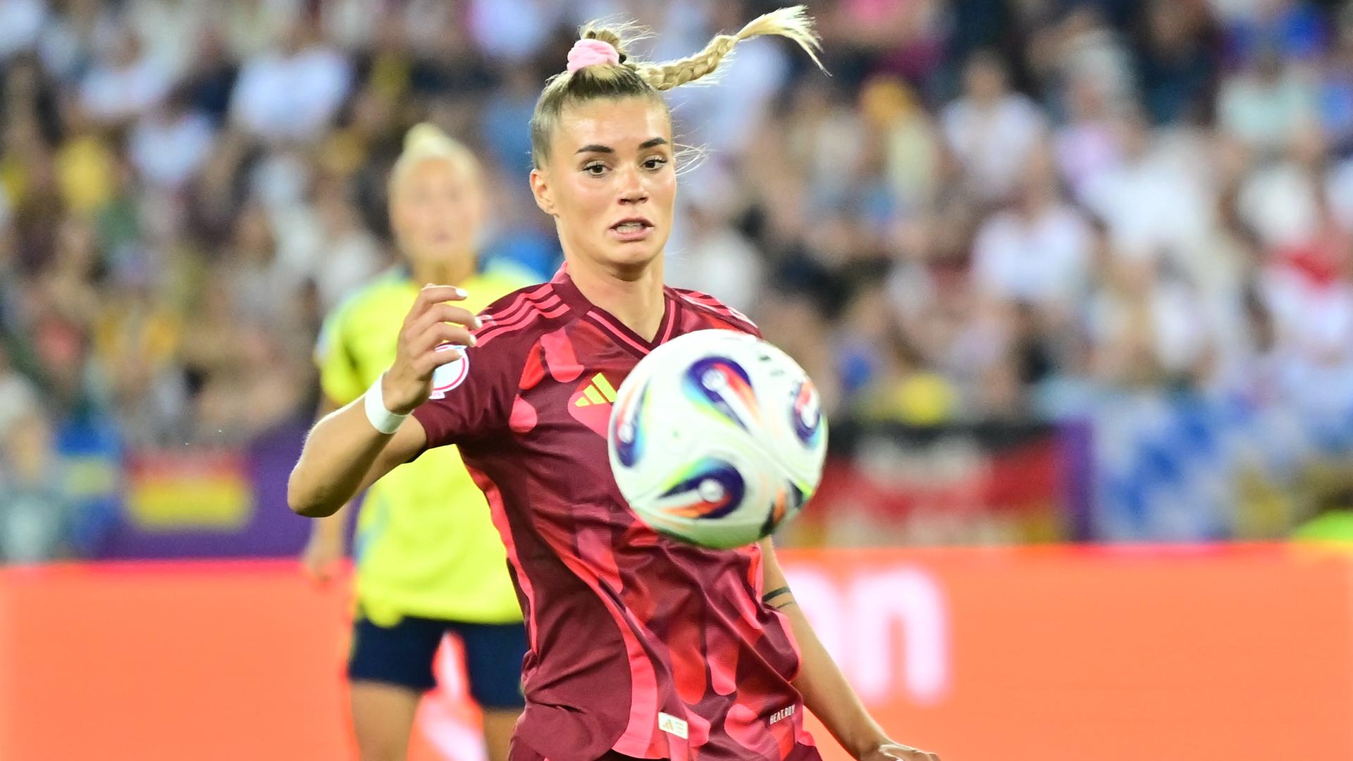 Selina Cerci versucht, an einen halbhoch heranfliegenden Ball heranzukommen, im Hinterghrund ist verschwommen eine Spielerin Schwedens zu sehen.