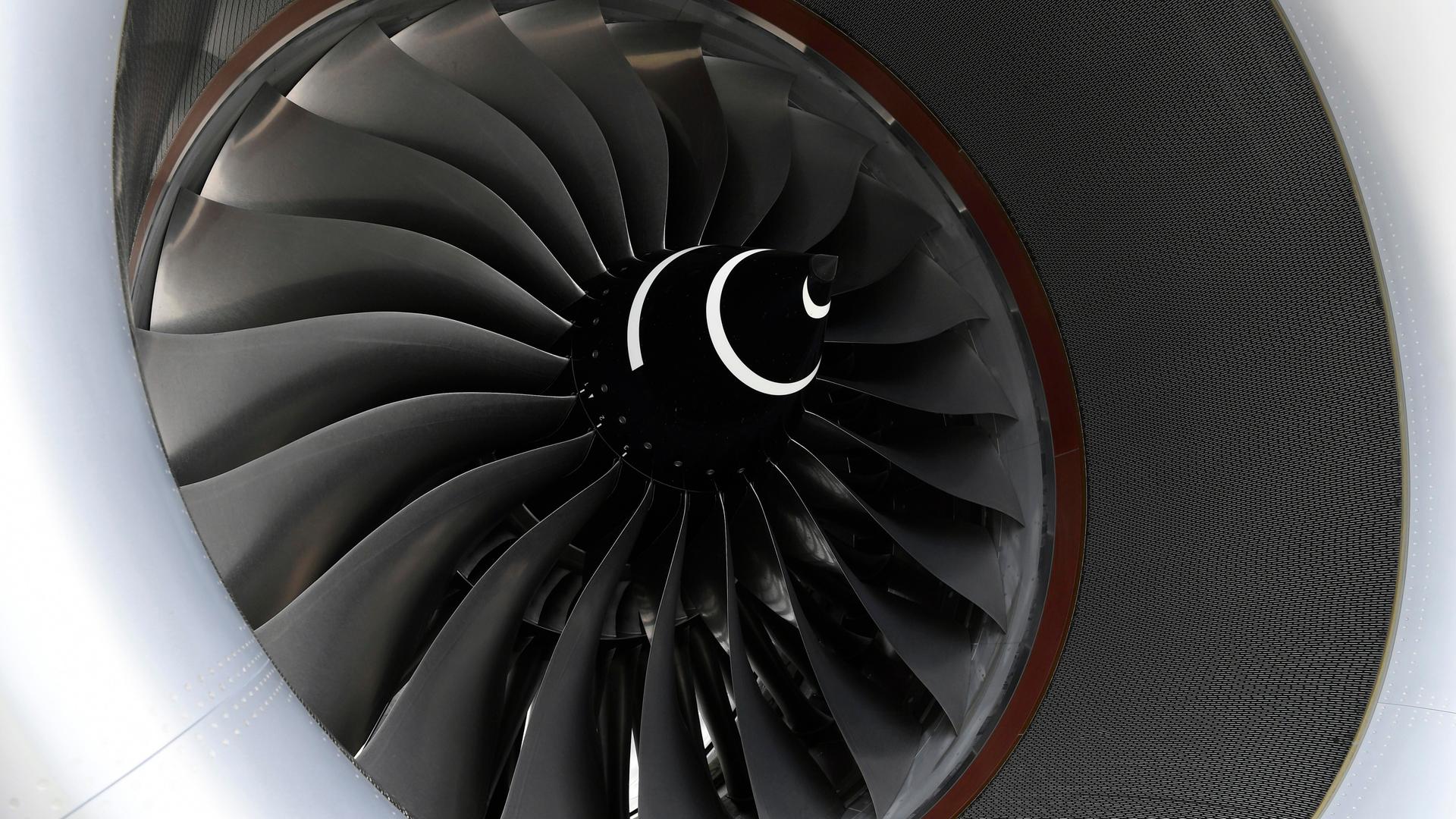 Blick auf eine Turbinenschaufel eines Flugzeug-Triebwerks