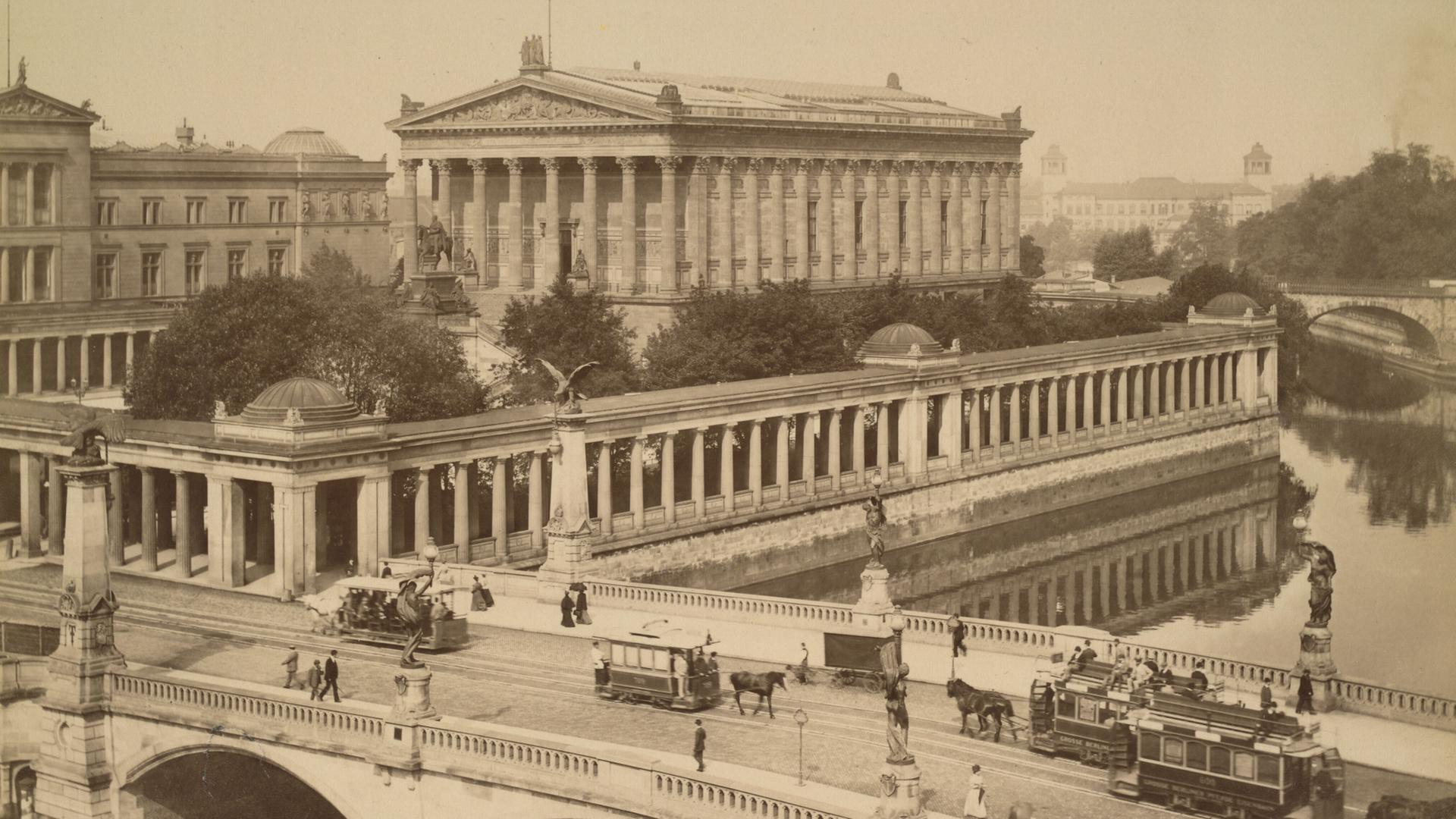 Eine alte Fotoaufnahme zeigt den Blick über die Berliner Spree auf die Nationalgalerie und das Neue Museum.