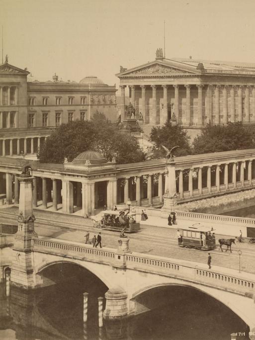 Eine alte Fotoaufnahme zeigt den Blick über die Berliner Spree auf die Nationalgalerie und das Neue Museum.