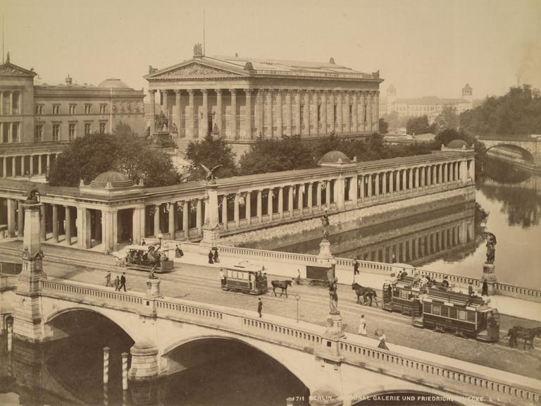 Eine alte Fotoaufnahme zeigt den Blick über die Berliner Spree auf die Nationalgalerie und das Neue Museum.